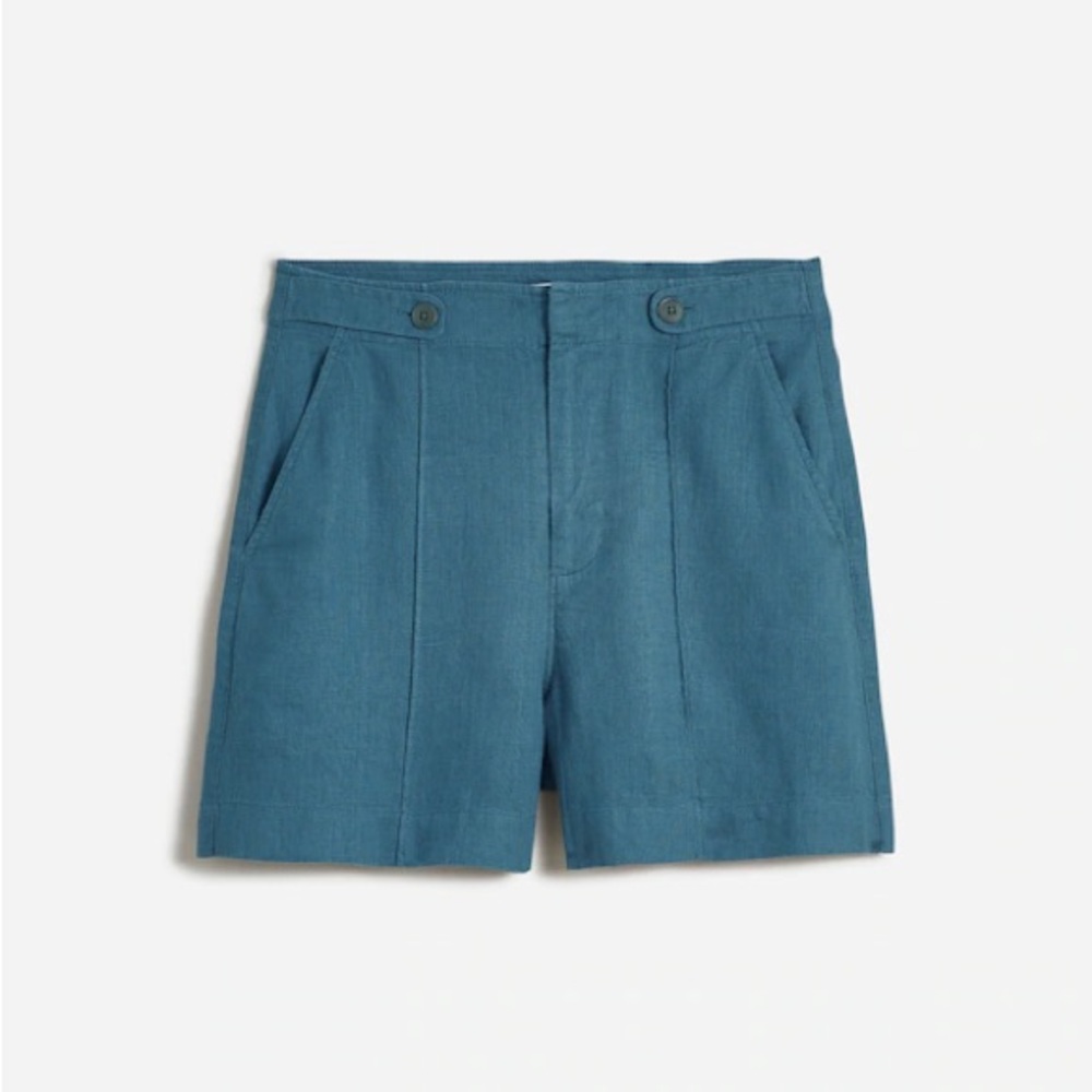 Clean Button-Tab Shorts in 100% Linen